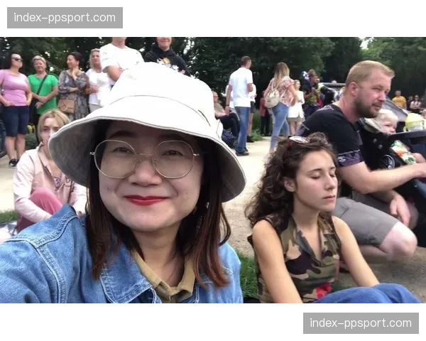 欧冠奖杯巡展抵达华沙,吸引数千名波兰球迷参观 欧冠奖杯巡展抵达华沙,吸引数千名波兰球迷参观