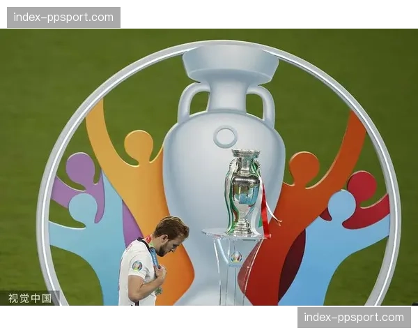 特写：冠军终场哨响，英格兰队长玛尔·图伊拉吉与女儿在球场相拥