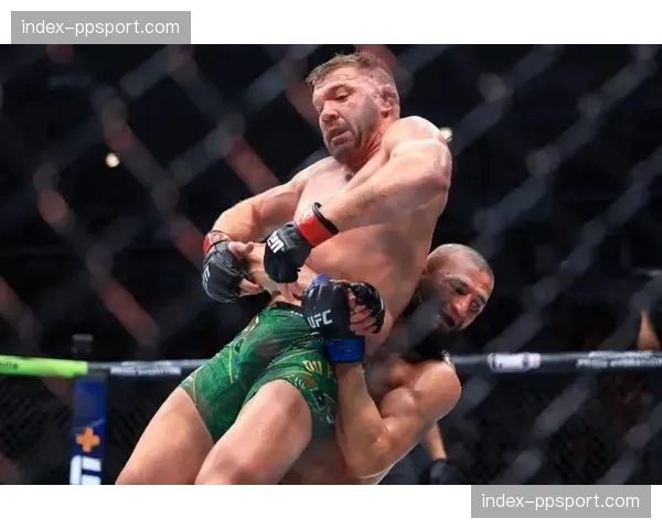 “石头”爱德华兹独家专访:卫冕次中量级头衔后,谈论与“狼王”奇马耶夫的潜在二番战 “石头”爱德华兹独家专访:卫冕次中量级头衔后,谈论与“狼王”奇马耶夫的潜在二番战